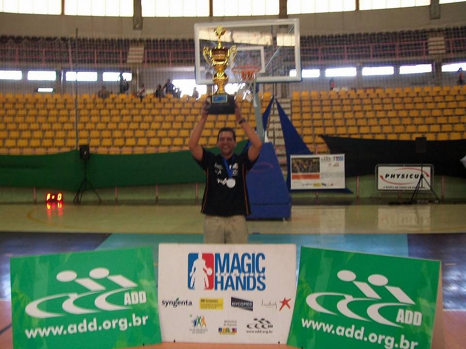 Técnico Sileno Santos com o Troféu do 1º título brasileiro da equipe ADD/Magic Hands.